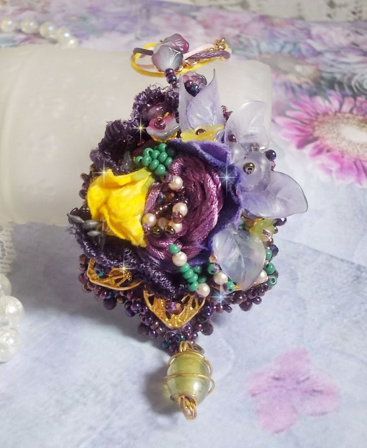 Pendentif Lady Romantique brod&eacute; avec une dentelle Violine ann&eacute;e 1950, cristaux, fleurs r&eacute;sine, perles en verre, &eacute;tamines, estampe Dor&eacute;e, rocailles et cha&icirc;ne en plaqu&eacute; Or pour une belle Lady