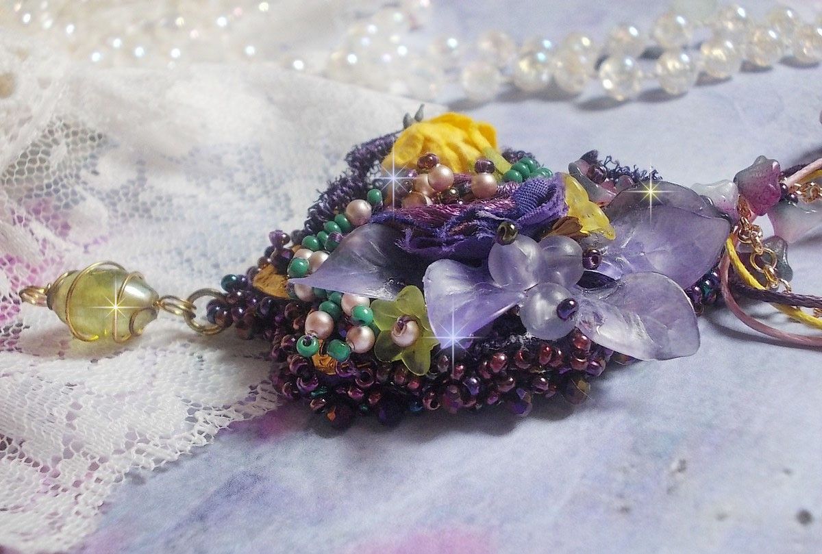 Pendentif Lady Romantique brod&eacute; avec une dentelle Violine ann&eacute;e 1950, cristaux, fleurs r&eacute;sine, perles en verre, &eacute;tamines, estampe Dor&eacute;e, rocailles et cha&icirc;ne en plaqu&eacute; Or pour une belle Lady