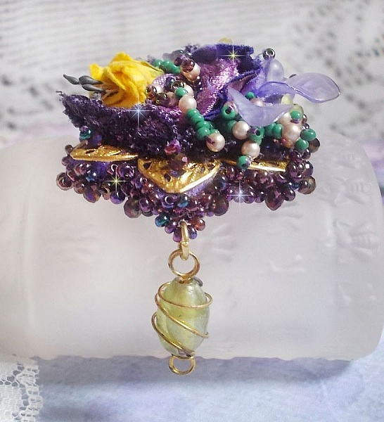 Pendentif Lady Romantique brod&eacute; avec une dentelle Violine ann&eacute;e 1950, cristaux, fleurs r&eacute;sine, perles en verre, &eacute;tamines, estampe Dor&eacute;e, rocailles et cha&icirc;ne en plaqu&eacute; Or pour une belle Lady