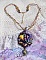 Pendentif Lady Romantique brod&eacute; avec une dentelle Violine ann&eacute;e 1950, cristaux, fleurs r&eacute;sine, perles en verre, &eacute;tamines, estampe Dor&eacute;e, rocailles et cha&icirc;ne en plaqu&eacute; Or pour une belle Lady