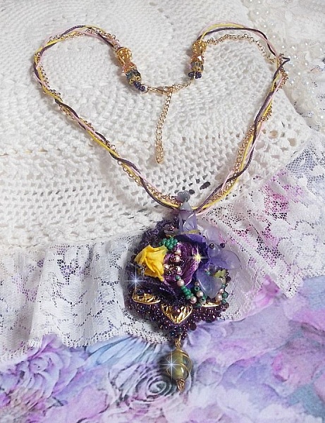 Pendentif Lady Romantique brod&eacute; avec une dentelle Violine ann&eacute;e 1950, cristaux, fleurs r&eacute;sine, perles en verre, &eacute;tamines, estampe Dor&eacute;e, rocailles et cha&icirc;ne en plaqu&eacute; Or pour une belle Lady