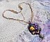 Pendentif Lady Romantique brod&eacute; avec une dentelle Violine ann&eacute;e 1950, cristaux, fleurs r&eacute;sine, perles en verre, &eacute;tamines, estampe Dor&eacute;e, rocailles et cha&icirc;ne en plaqu&eacute; Or pour une belle Lady