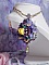Pendentif Lady Romantique brod&eacute; avec une dentelle Violine ann&eacute;e 1950, cristaux, fleurs r&eacute;sine, perles en verre, &eacute;tamines, estampe Dor&eacute;e, rocailles et cha&icirc;ne en plaqu&eacute; Or pour une belle Lady