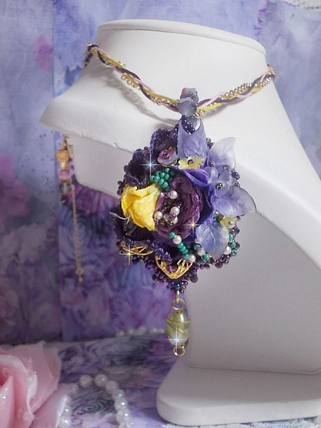 Pendentif Lady Romantique brod&eacute; avec une dentelle Violine ann&eacute;e 1950, cristaux, fleurs r&eacute;sine, perles en verre, &eacute;tamines, estampe Dor&eacute;e, rocailles et cha&icirc;ne en plaqu&eacute; Or pour une belle Lady