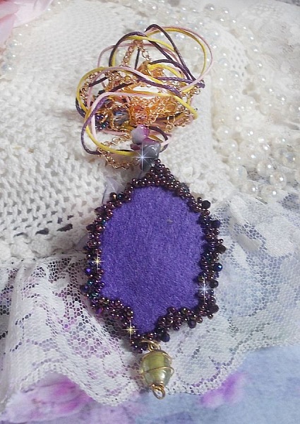 Pendentif Lady Romantique brod&eacute; avec une dentelle Violine ann&eacute;e 1950, cristaux, fleurs r&eacute;sine, perles en verre, &eacute;tamines, estampe Dor&eacute;e, rocailles et cha&icirc;ne en plaqu&eacute; Or pour une belle Lady
