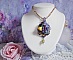 Pendentif Lady Romantique brod&eacute; avec une dentelle Violine ann&eacute;e 1950, cristaux, fleurs r&eacute;sine, perles en verre, &eacute;tamines, estampe Dor&eacute;e, rocailles et cha&icirc;ne en plaqu&eacute; Or pour une belle Lady