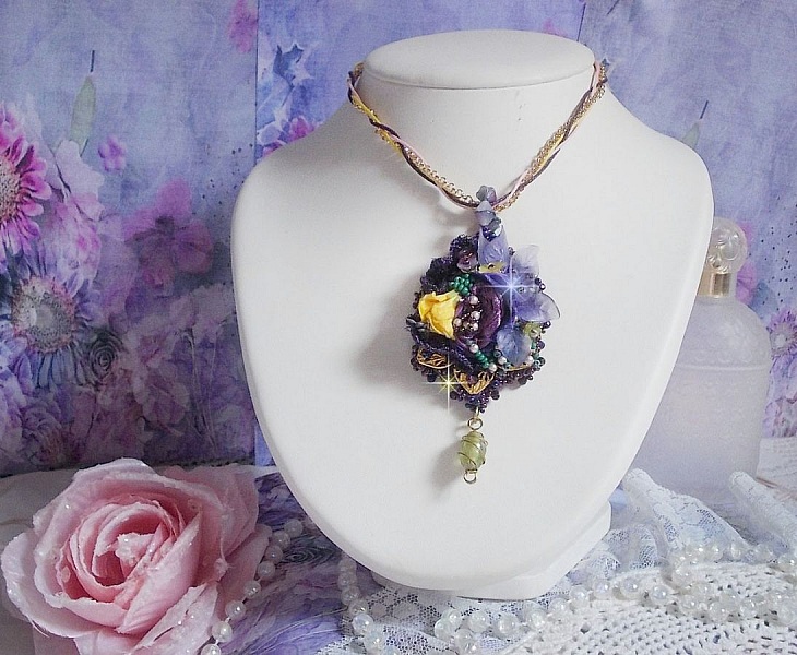 Pendentif Lady Romantique brod&eacute; avec une dentelle Violine ann&eacute;e 1950, cristaux, fleurs r&eacute;sine, perles en verre, &eacute;tamines, estampe Dor&eacute;e, rocailles et cha&icirc;ne en plaqu&eacute; Or pour une belle Lady