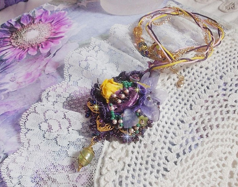 Pendentif Lady Romantique brod&eacute; avec une dentelle Violine ann&eacute;e 1950, cristaux, fleurs r&eacute;sine, perles en verre, &eacute;tamines, estampe Dor&eacute;e, rocailles et cha&icirc;ne en plaqu&eacute; Or pour une belle Lady