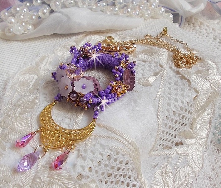 Pendentif Laureline brod&eacute; avec un fil 100% coton, fleurs lucites, perles nacr&eacute;es, rocailles verres et perles Cristal Swarovski