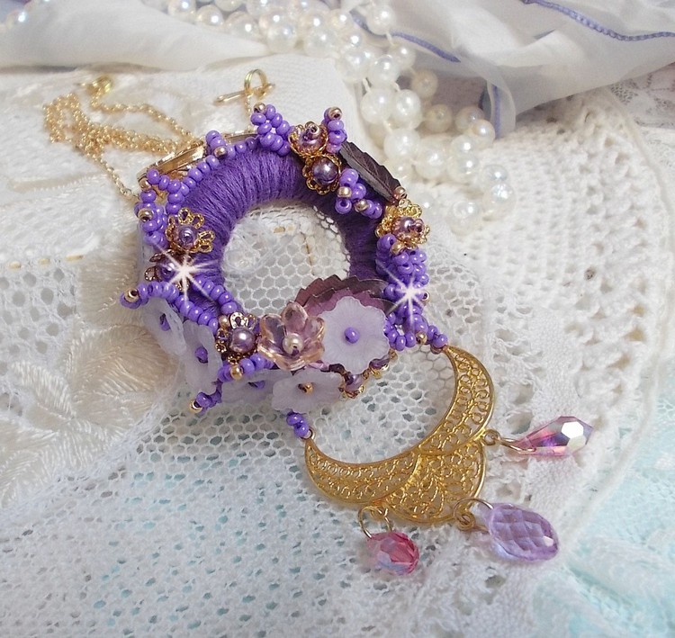 Pendentif Laureline brod&eacute; avec un fil 100% coton, fleurs lucites, perles nacr&eacute;es, rocailles verres et perles Cristal Swarovski