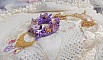 Pendentif Laureline brod&eacute; avec un fil 100% coton, fleurs lucites, perles nacr&eacute;es, rocailles verres et perles Cristal Swarovski