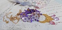 Pendentif Laureline brod&eacute; avec un fil 100% coton, fleurs lucites, perles nacr&eacute;es, rocailles verres et perles Cristal Swarovski