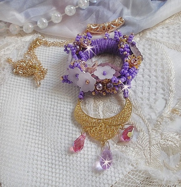 Pendentif Laureline brod&eacute; avec un fil 100% coton, fleurs lucites, perles nacr&eacute;es, rocailles verres et perles Cristal Swarovski