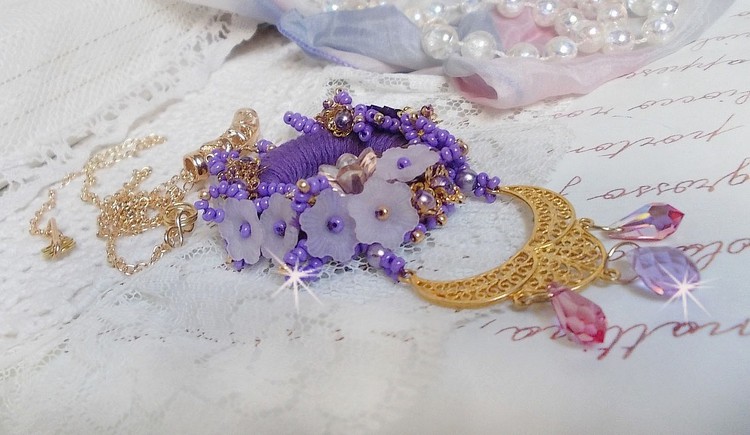 Pendentif Laureline brod&eacute; avec un fil 100% coton, fleurs lucites, perles nacr&eacute;es, rocailles verres et perles Cristal Swarovski