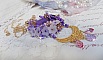 Pendentif Laureline brod&eacute; avec un fil 100% coton, fleurs lucites, perles nacr&eacute;es, rocailles verres et perles Cristal Swarovski