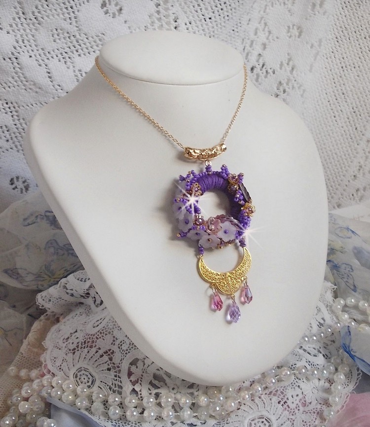 Pendentif Laureline brod&eacute; avec un fil 100% coton, fleurs lucites, perles nacr&eacute;es, rocailles verres et perles Cristal Swarovski