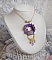Pendentif Laureline brod&eacute; avec un fil 100% coton, fleurs lucites, perles nacr&eacute;es, rocailles verres et perles Cristal Swarovski