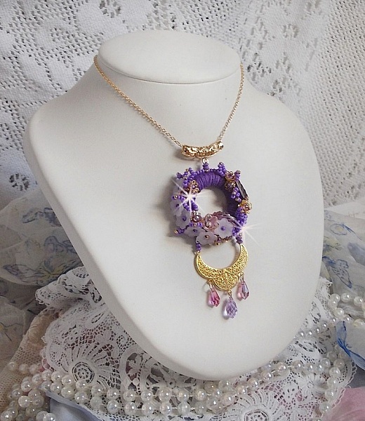 Pendentif Laureline brod&eacute; avec un fil 100% coton, fleurs lucites, perles nacr&eacute;es, rocailles verres et perles Cristal Swarovski