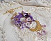 Pendentif Laureline brod&eacute; avec un fil 100% coton, fleurs lucites, perles nacr&eacute;es, rocailles verres et perles Cristal Swarovski