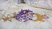 Pendentif Laureline brod&eacute; avec un fil 100% coton, fleurs lucites, perles nacr&eacute;es, rocailles verres et perles Cristal Swarovski