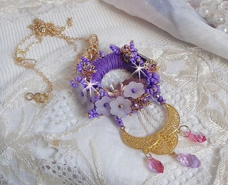 Pendentif Laureline brod&eacute; avec un fil 100% coton, fleurs lucites, perles nacr&eacute;es, rocailles verres et perles Cristal Swarovski
