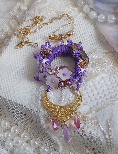 Pendentif Laureline brod&eacute; avec un fil 100% coton, fleurs lucites, perles nacr&eacute;es, rocailles verres et perles Cristal Swarovski