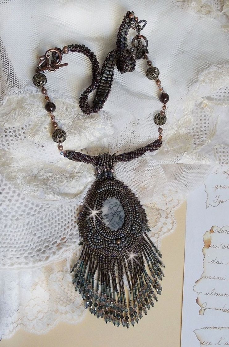 Pendentif Long Brown Picasso avec un cabochon Jaspe Picasso orn&eacute; de rocailles en verre de qualit&eacute; et tailles diff&eacute;rentes, toupies, perles rondes nacr&eacute;es, rondes filigran&eacute;es et lisses. Style Ethnique