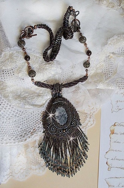 Pendentif Long Brown Picasso avec un cabochon Jaspe Picasso orn&eacute; de rocailles en verre de qualit&eacute; et tailles diff&eacute;rentes, toupies, perles rondes nacr&eacute;es, rondes filigran&eacute;es et lisses. Style Ethnique