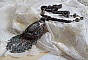 Pendentif Long Brown Picasso avec un cabochon Jaspe Picasso orn&eacute; de rocailles en verre de qualit&eacute; et tailles diff&eacute;rentes, toupies, perles rondes nacr&eacute;es, rondes filigran&eacute;es et lisses. Style Ethnique