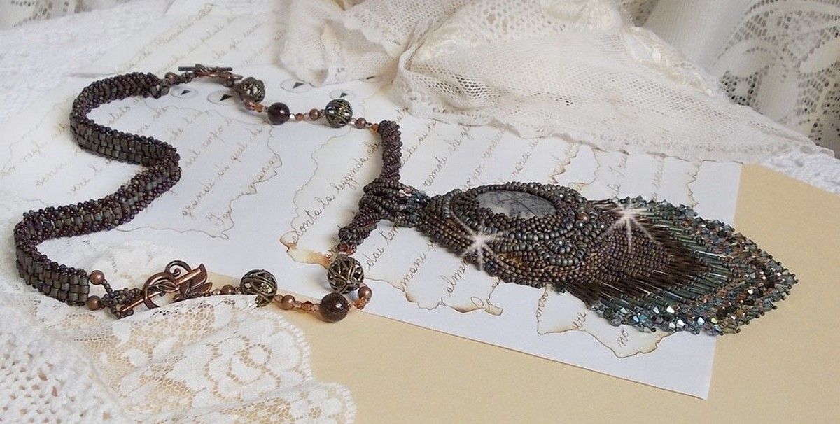 Pendentif Long Brown Picasso avec un cabochon Jaspe Picasso orn&eacute; de rocailles en verre de qualit&eacute; et tailles diff&eacute;rentes, toupies, perles rondes nacr&eacute;es, rondes filigran&eacute;es et lisses. Style Ethnique