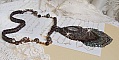 Pendentif Long Brown Picasso avec un cabochon Jaspe Picasso orn&eacute; de rocailles en verre de qualit&eacute; et tailles diff&eacute;rentes, toupies, perles rondes nacr&eacute;es, rondes filigran&eacute;es et lisses. Style Ethnique