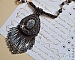 Pendentif Long Brown Picasso avec un cabochon Jaspe Picasso orn&eacute; de rocailles en verre de qualit&eacute; et tailles diff&eacute;rentes, toupies, perles rondes nacr&eacute;es, rondes filigran&eacute;es et lisses. Style Ethnique