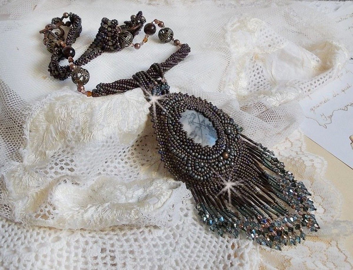 Pendentif Long Brown Picasso avec un cabochon Jaspe Picasso orn&eacute; de rocailles en verre de qualit&eacute; et tailles diff&eacute;rentes, toupies, perles rondes nacr&eacute;es, rondes filigran&eacute;es et lisses. Style Ethnique