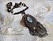 Pendentif Long Brown Picasso avec un cabochon Jaspe Picasso orn&eacute; de rocailles en verre de qualit&eacute; et tailles diff&eacute;rentes, toupies, perles rondes nacr&eacute;es, rondes filigran&eacute;es et lisses. Style Ethnique