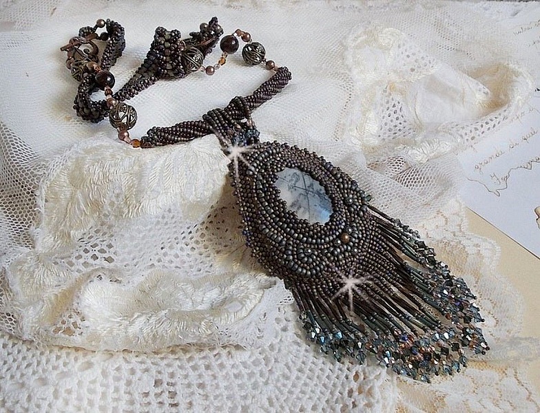 Pendentif Long Brown Picasso avec un cabochon Jaspe Picasso orn&eacute; de rocailles en verre de qualit&eacute; et tailles diff&eacute;rentes, toupies, perles rondes nacr&eacute;es, rondes filigran&eacute;es et lisses. Style Ethnique