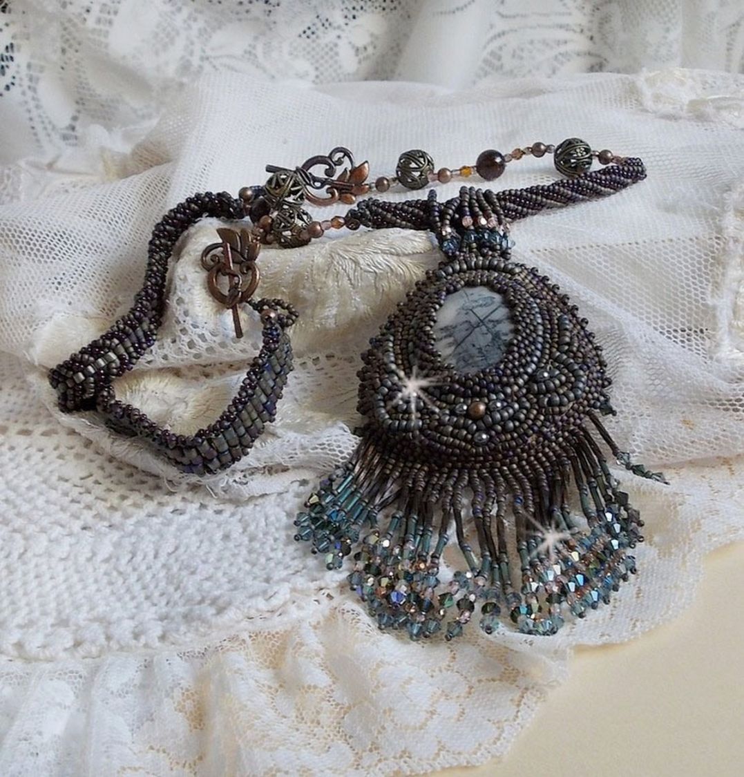 Pendentif Long Brown Picasso avec un cabochon Jaspe Picasso orn&eacute; de rocailles en verre de qualit&eacute; et tailles diff&eacute;rentes, toupies, perles rondes nacr&eacute;es, rondes filigran&eacute;es et lisses. Style Ethnique