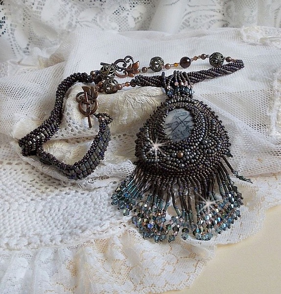 Pendentif Long Brown Picasso avec un cabochon Jaspe Picasso orn&eacute; de rocailles en verre de qualit&eacute; et tailles diff&eacute;rentes, toupies, perles rondes nacr&eacute;es, rondes filigran&eacute;es et lisses. Style Ethnique