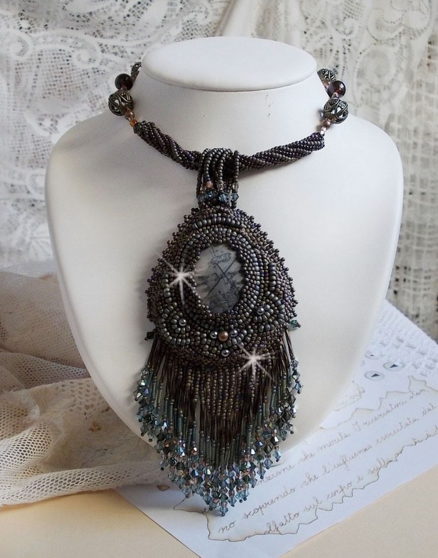 Pendentif Long Brown Picasso avec un cabochon Jaspe Picasso orn&eacute; de rocailles en verre de qualit&eacute; et tailles diff&eacute;rentes, toupies, perles rondes nacr&eacute;es, rondes filigran&eacute;es et lisses. Style Ethnique