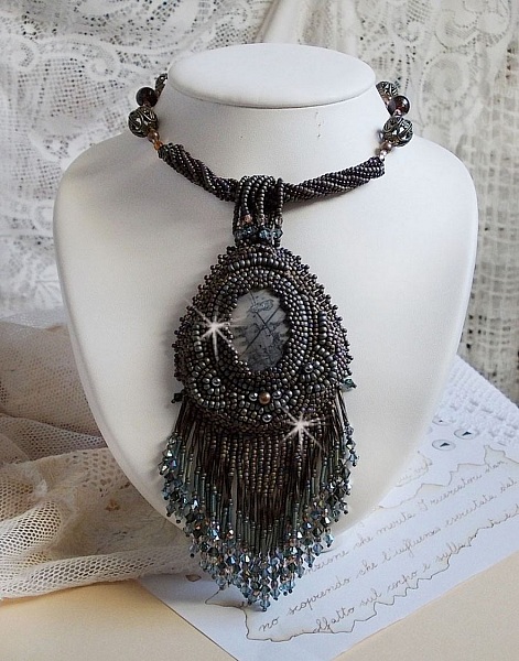 Pendentif Long Brown Picasso avec un cabochon Jaspe Picasso orn&eacute; de rocailles en verre de qualit&eacute; et tailles diff&eacute;rentes, toupies, perles rondes nacr&eacute;es, rondes filigran&eacute;es et lisses. Style Ethnique