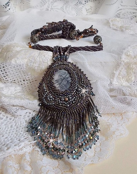 Pendentif Long Brown Picasso avec un cabochon Jaspe Picasso orn&eacute; de rocailles en verre de qualit&eacute; et tailles diff&eacute;rentes, toupies, perles rondes nacr&eacute;es, rondes filigran&eacute;es et lisses. Style Ethnique