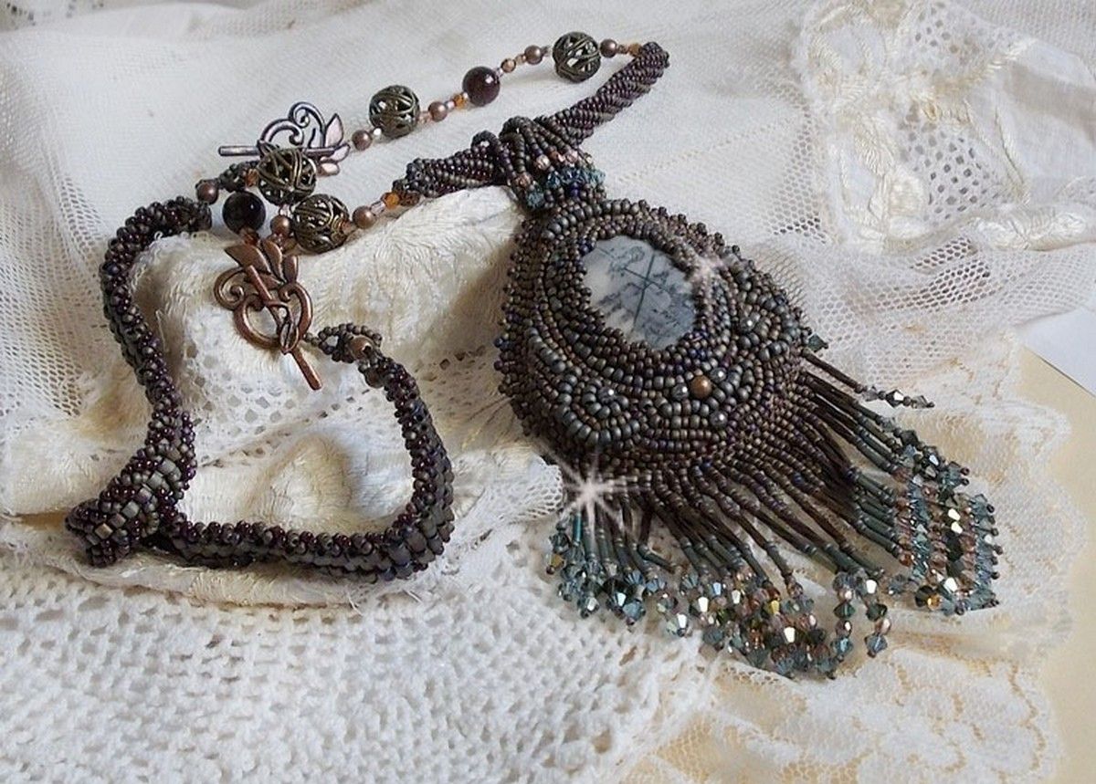 Pendentif Long Brown Picasso avec un cabochon Jaspe Picasso orn&eacute; de rocailles en verre de qualit&eacute; et tailles diff&eacute;rentes, toupies, perles rondes nacr&eacute;es, rondes filigran&eacute;es et lisses. Style Ethnique