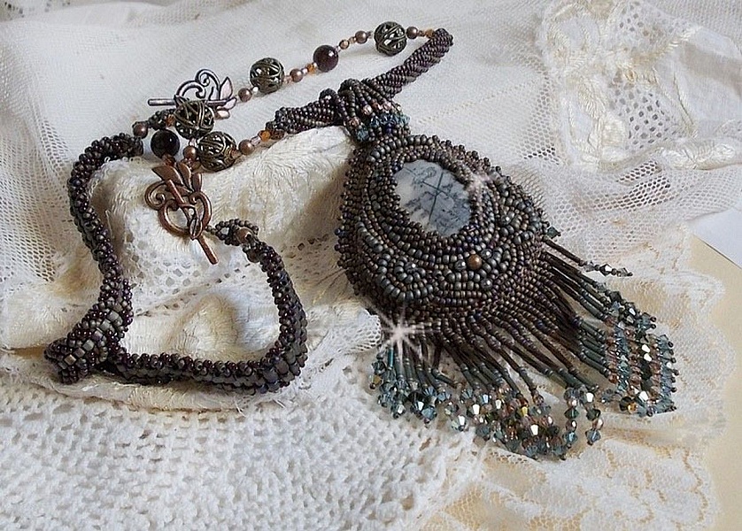 Pendentif Long Brown Picasso avec un cabochon Jaspe Picasso orn&eacute; de rocailles en verre de qualit&eacute; et tailles diff&eacute;rentes, toupies, perles rondes nacr&eacute;es, rondes filigran&eacute;es et lisses. Style Ethnique