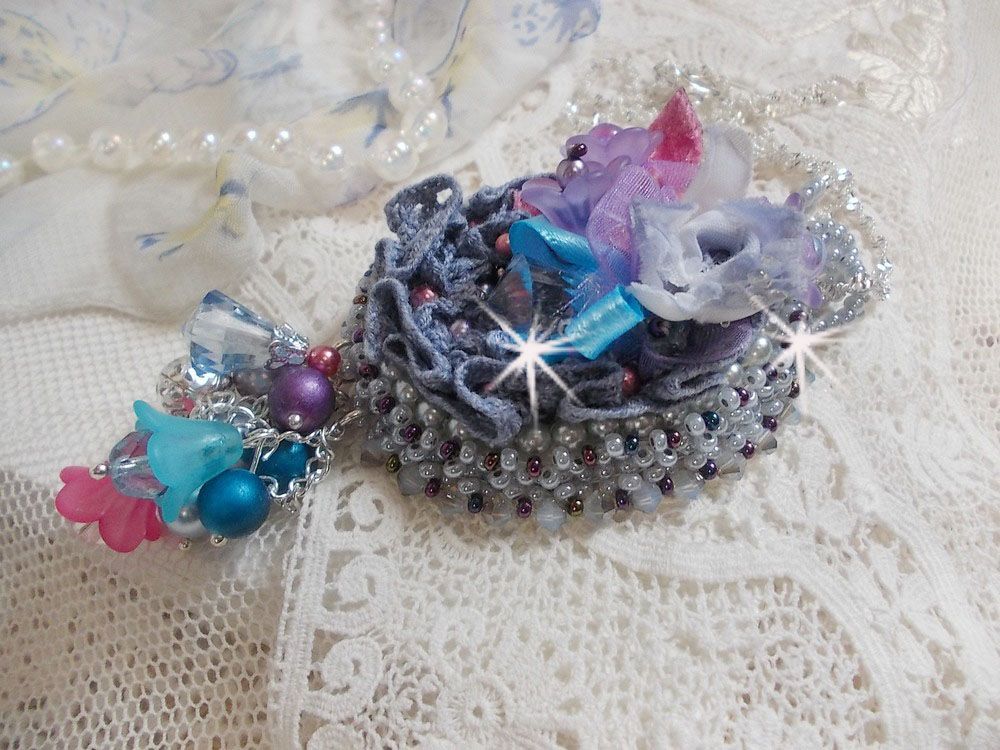 Pendentif Mademoiselle Bluse Haute Couture brod&eacute; avec dentelle Gris perl&eacute;, rubans : satin et organza, fleurs  en tissu &agrave; laquelle s&rsquo;ajoute des cristaux : perles nacr&eacute;es, navette et toupies