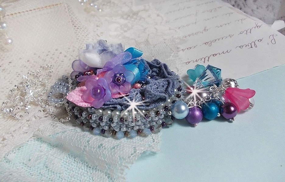 Pendentif Mademoiselle Bluse Haute Couture brod&eacute; avec dentelle Gris perl&eacute;, rubans : satin et organza, fleurs  en tissu &agrave; laquelle s&rsquo;ajoute des cristaux : perles nacr&eacute;es, navette et toupies