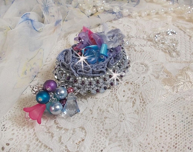 Pendentif Mademoiselle Bluse Haute Couture brod&eacute; avec dentelle Gris perl&eacute;, rubans : satin et organza, fleurs  en tissu &agrave; laquelle s&rsquo;ajoute des cristaux : perles nacr&eacute;es, navette et toupies