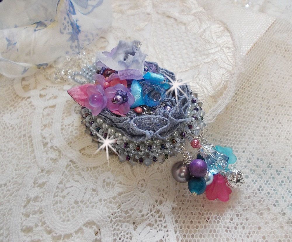 Pendentif Mademoiselle Bluse Haute Couture brod&eacute; avec dentelle Gris perl&eacute;, rubans : satin et organza, fleurs  en tissu &agrave; laquelle s&rsquo;ajoute des cristaux : perles nacr&eacute;es, navette et toupies
