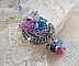 Pendentif Mademoiselle Bluse Haute Couture brod&eacute; avec dentelle Gris perl&eacute;, rubans : satin et organza, fleurs  en tissu &agrave; laquelle s&rsquo;ajoute des cristaux : perles nacr&eacute;es, navette et toupies