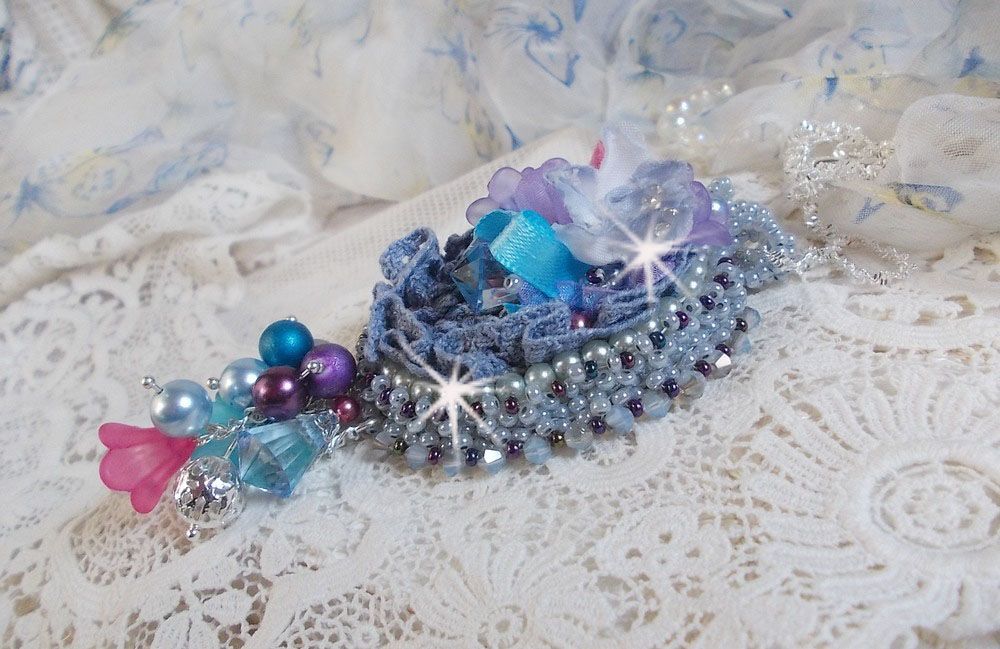 Pendentif Mademoiselle Bluse Haute Couture brod&eacute; avec dentelle Gris perl&eacute;, rubans : satin et organza, fleurs  en tissu &agrave; laquelle s&rsquo;ajoute des cristaux : perles nacr&eacute;es, navette et toupies