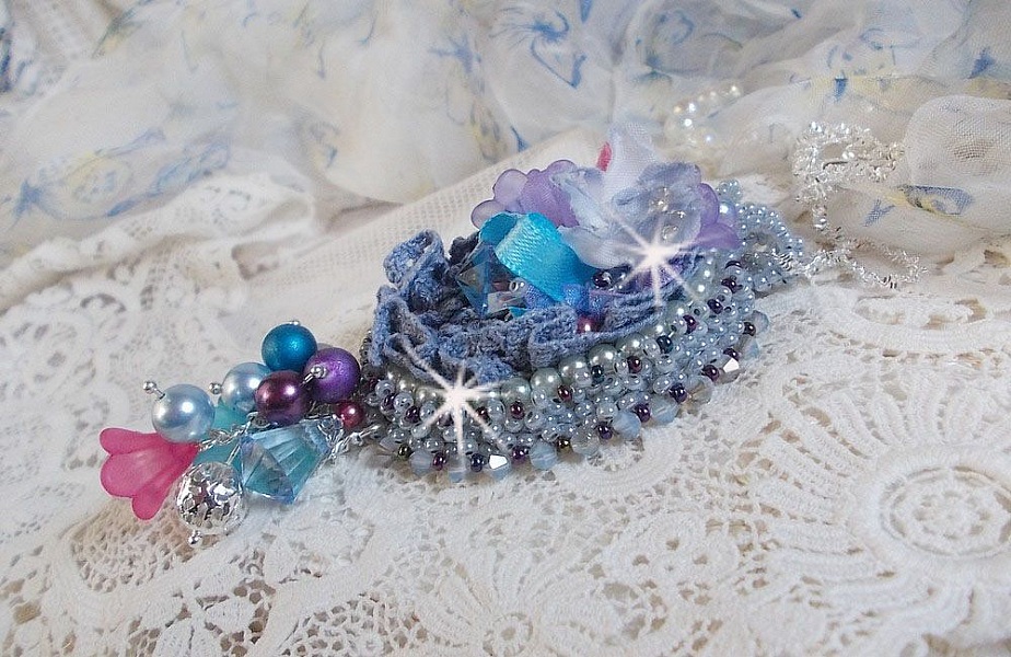 Pendentif Mademoiselle Bluse Haute Couture brod&eacute; avec dentelle Gris perl&eacute;, rubans : satin et organza, fleurs  en tissu &agrave; laquelle s&rsquo;ajoute des cristaux : perles nacr&eacute;es, navette et toupies