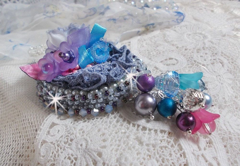 Pendentif Mademoiselle Bluse Haute Couture brod&eacute; avec dentelle Gris perl&eacute;, rubans : satin et organza, fleurs  en tissu &agrave; laquelle s&rsquo;ajoute des cristaux : perles nacr&eacute;es, navette et toupies
